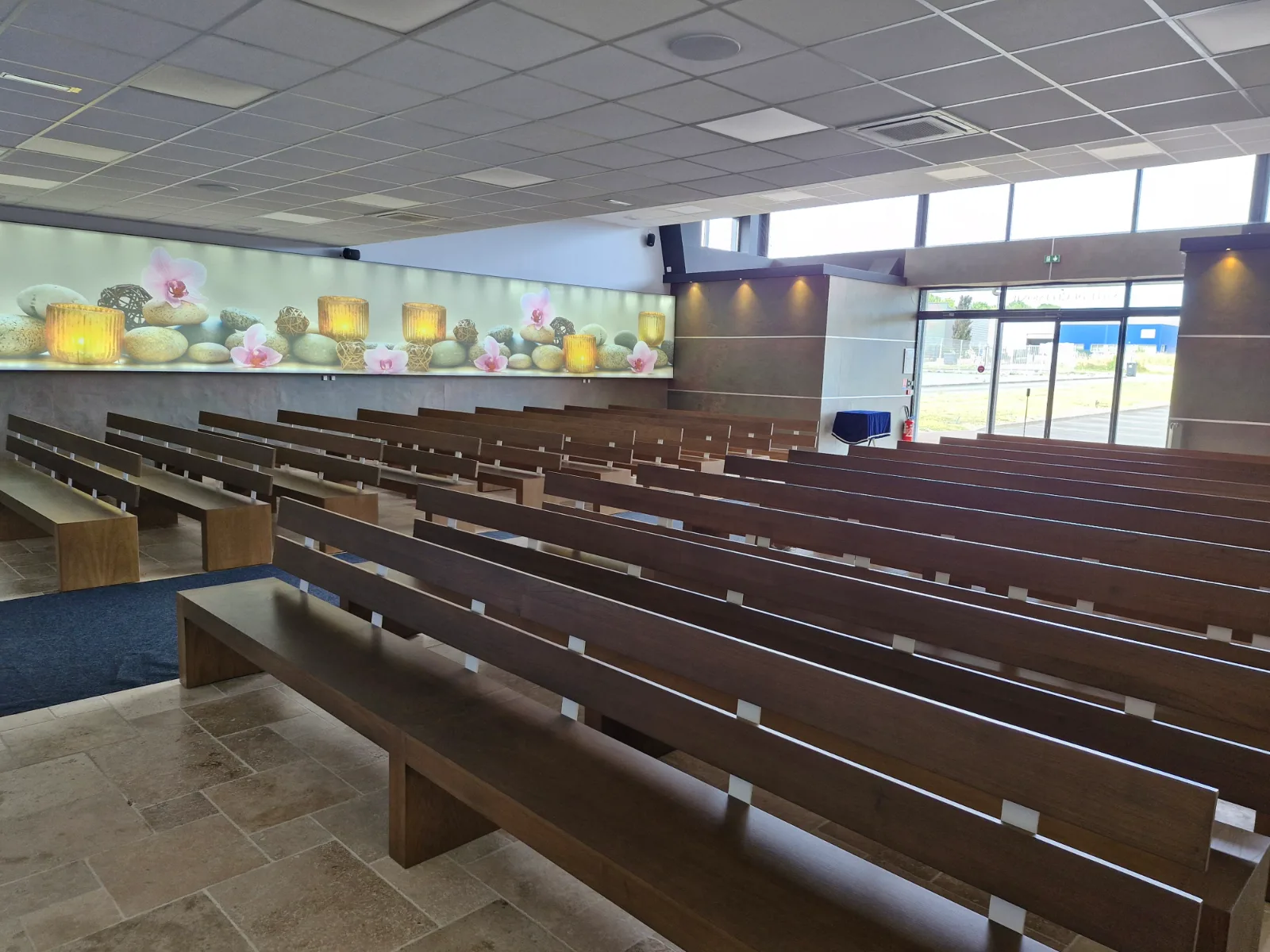 Salle d'hommage préparée pour une cérémonie avant crémation
