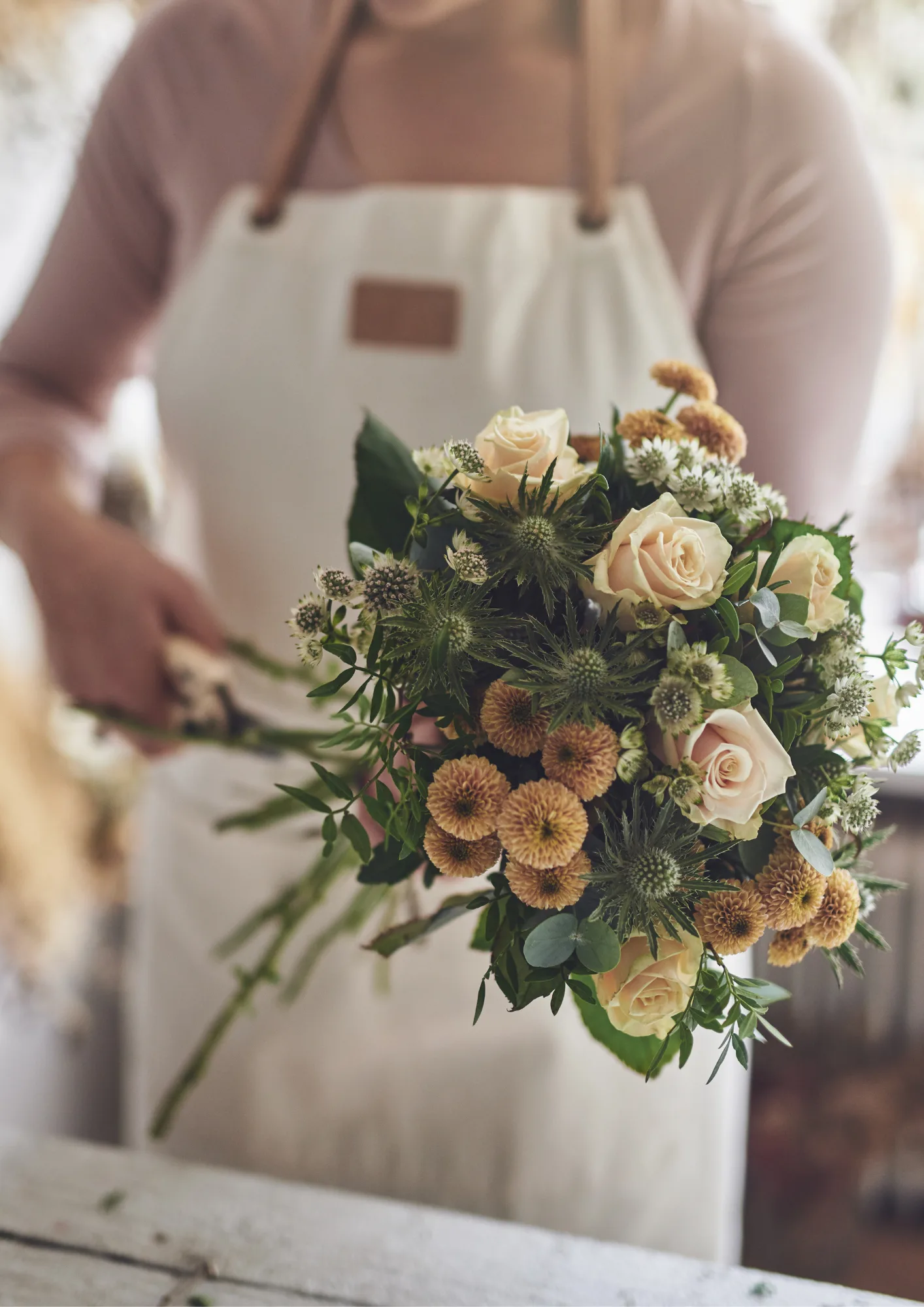 Artisan fleuriste Anato Fleurs réalisant une composition de deuil
