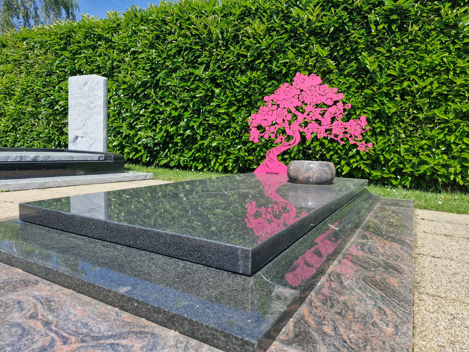 Monument funéraire en granit entretenu