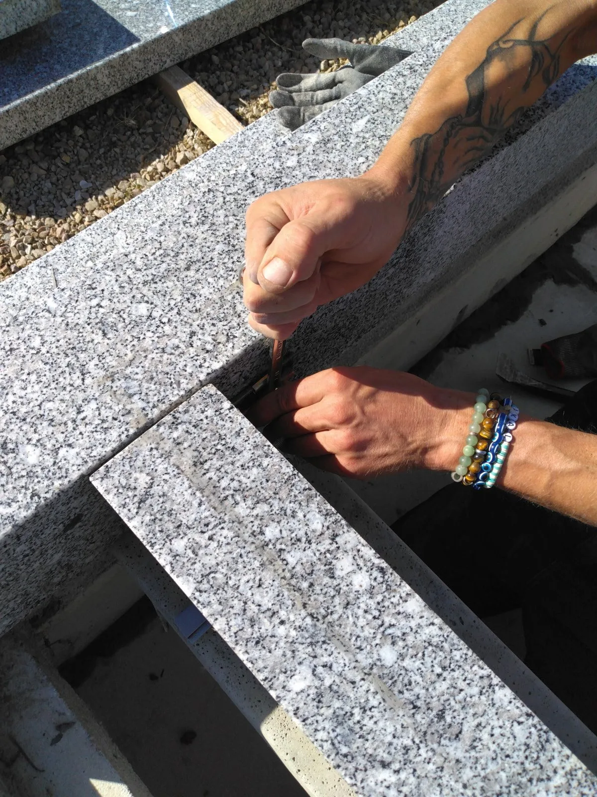 Monument funéraire en granit réalisé par un artisan marbrier