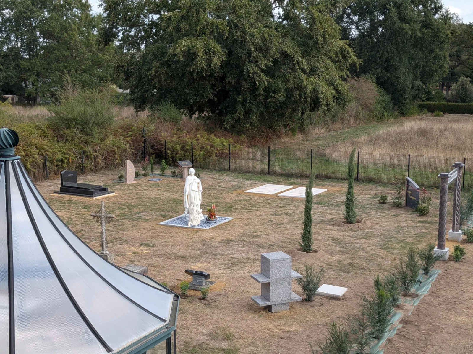 Allées et sépultures témoins du cimetière pédagogique de Ruaudin