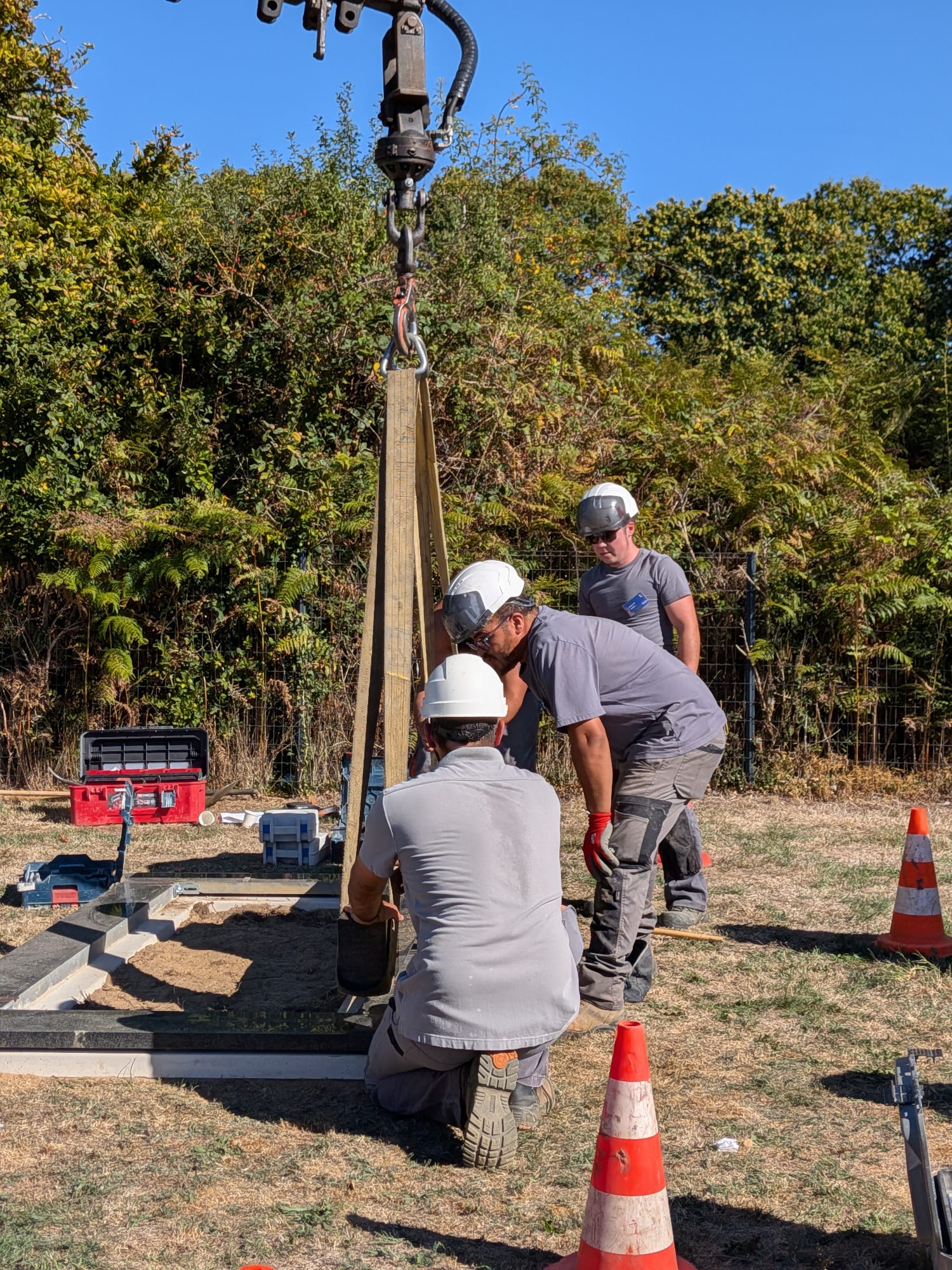 Collaborateurs en formation pratique sur une sépulture témoin