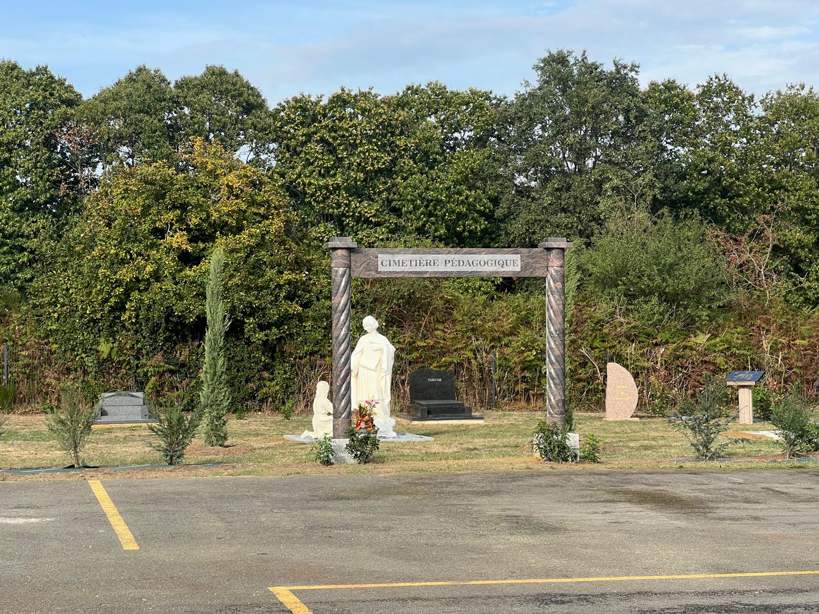 Entrée du cimetière pédagogique Rivages Funéraire à Ruaudin (Sarthe)